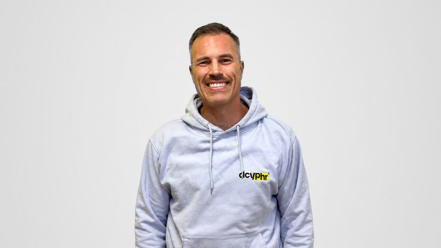 Matthias Walenda, Gründer von dcyphr.®, im dcyphr-Hoodie